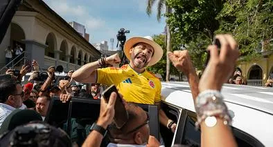 Abelardo de la Espriella saluda a sus simpatizantes después de emitir su voto durante la segunda vuelta presidencial de 2026 en Colombia, el 21 de junio de 2026 en Barranquilla, Colombia.