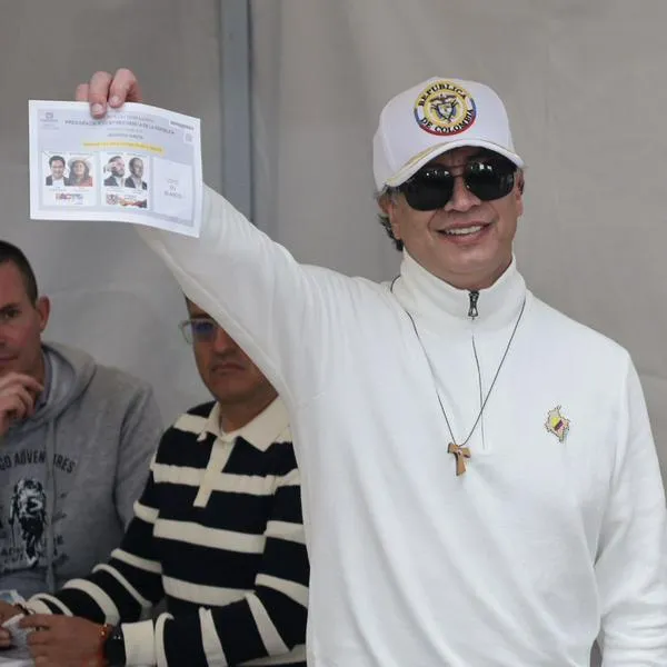 Gustavo Petro votó en segunda vuelta y volvió a mostrar el tarjetón marcado
