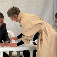 Verónica Alcocer fue a votar sin Gustavo Petro, pero acompañada de sus hijas