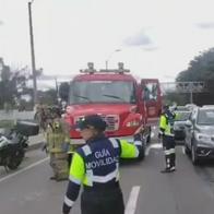 Autopista Norte hoy: accidente de tránsito entre cambión y ciclista armó trancón