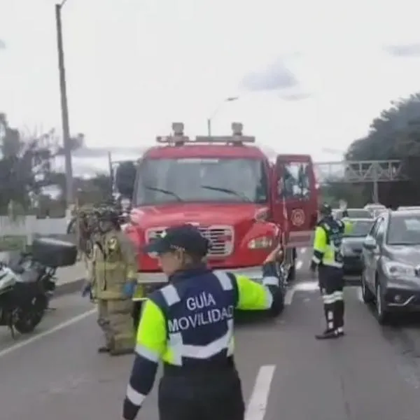 Autopista Norte hoy: accidente de tránsito entre cambión y ciclista armó trancón