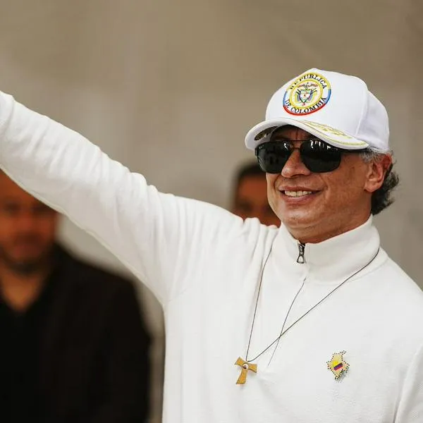Conozca las polémicas declaraciones de Gustavo Petro tras votar en segunda vuelta y su explicación sobre el objeto que generó teorías de santería.