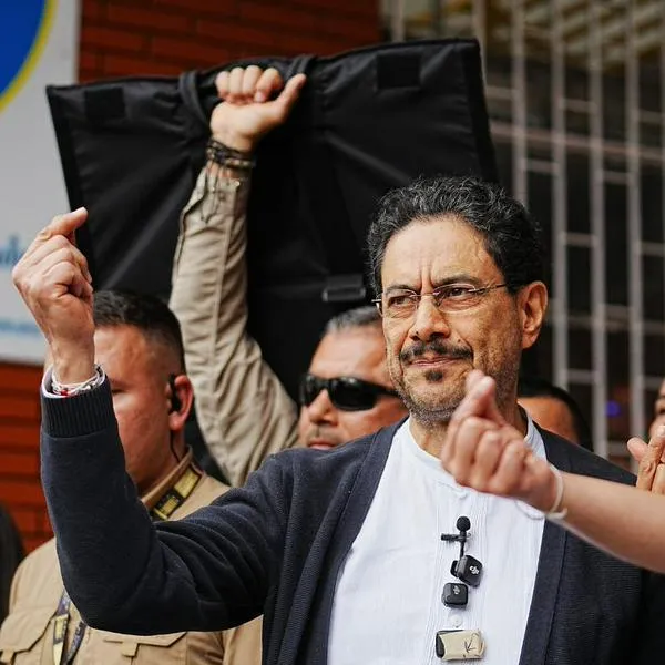 La campaña de Iván Cepeda rechazó la victoria preliminar de De La Espriella y anunció revisiones voto a voto en los escrutinios nacionales.