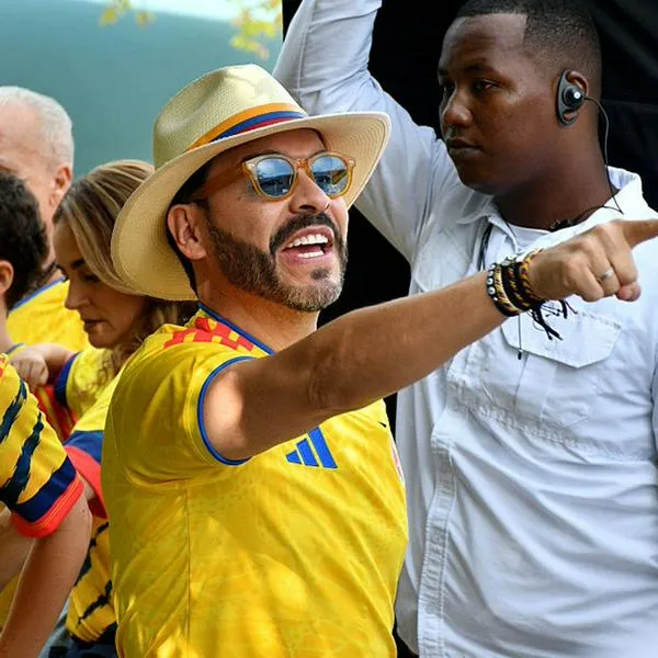  Abelardo de la Espriella, del movimiento Defensores de la Patria, saluda después de votar durante las elecciones presidenciales en Barranquilla, Colombia, el domingo 21 de junio de 2026