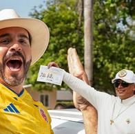 De fondo, Abelardo de la Espriella saluda a sus simpatizantes luego de votar durante la segunda vuelta presidencial de 2026 en Colombia, el 21 de junio de 2026 en Barranquilla, Colombia. Resaltado, el presidente de Colombia, Gustavo Petro, muestra un tarjetón al emitir su voto durante la segunda vuelta presidencial de 2026 en Colombia, el 21 de junio de 2026 en Bogotá, Colombia.
