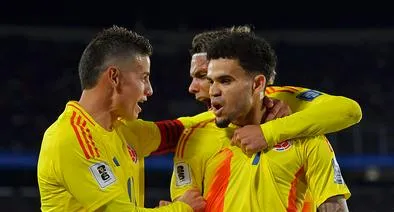 James Rodríguez y Luis Díaz en un partido de la Selección Colombia. Ambos fueron tutelados por "traición a la patria"
