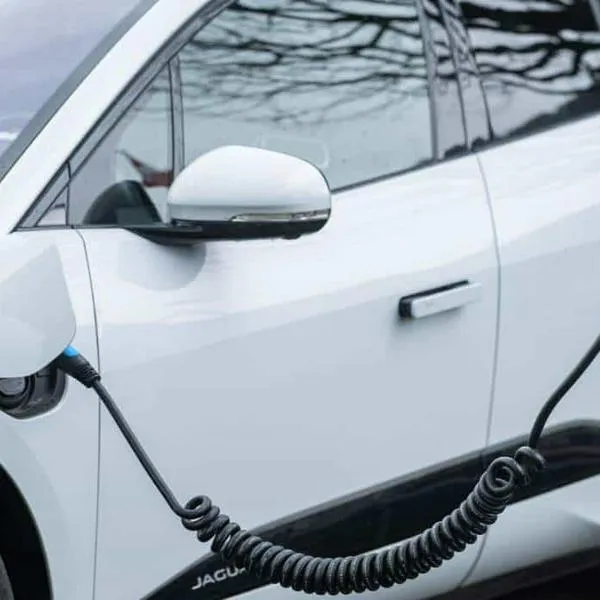 Dueños de carros eléctricos deberán revisar esto antes de asegurar su vehículo
