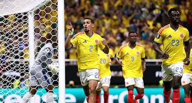 Daniel Muñoz, # 2 de Colombia, celebra con sus compañeros al anotar el primer gol del equipo durante el partido del Grupo K de la Copa Mundial de la Fifa ante la RD del Congo en el Estadio Guadalajara el 23 de junio de 2026 en Zapopan, México.