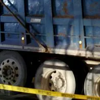 Conductor de volqueta se lanzó al río Bogotá luego de provocar grave accidente