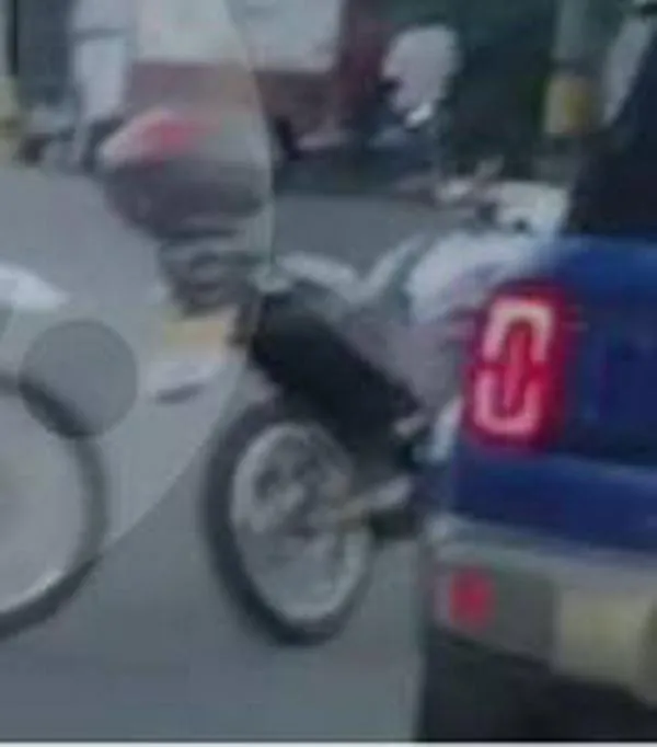 Mujer que iba en moto de app de transporte murió atropellada por una camioneta afuera del centro comercial Florida