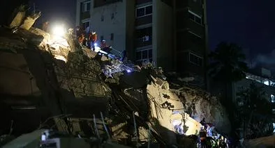 Primeros rescatistas atienden un edificio afectado en Los Palos Grandes después de que un terremoto de magnitud 7,2 azotara a Venezuela y otras regiones del Caribe el 24 de junio de 2026 en Caracas, Venezuela. Según el Servicio Geológico de Estados Unidos (USGS), el sismo principal fue seguido por una réplica de magnitud 7,5 menos de un minuto después