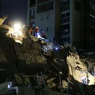 Primeros rescatistas atienden un edificio afectado en Los Palos Grandes después de que un terremoto de magnitud 7,2 azotara a Venezuela y otras regiones del Caribe el 24 de junio de 2026 en Caracas, Venezuela. Según el Servicio Geológico de Estados Unidos (USGS), el sismo principal fue seguido por una réplica de magnitud 7,5 menos de un minuto después