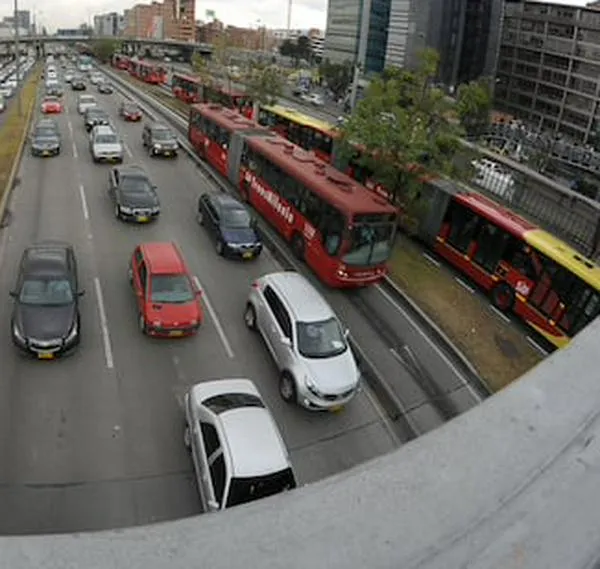Movilidad hoy jueves: congestión en la Av. Boyacá tras choque entre volqueta y particular