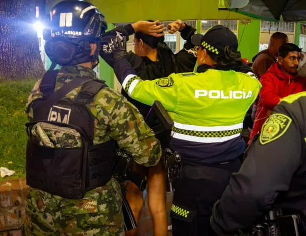 Despliegue de mujeres contra el delito: megatoma en Los Mártires deja drogas y armas blancas incautadas 