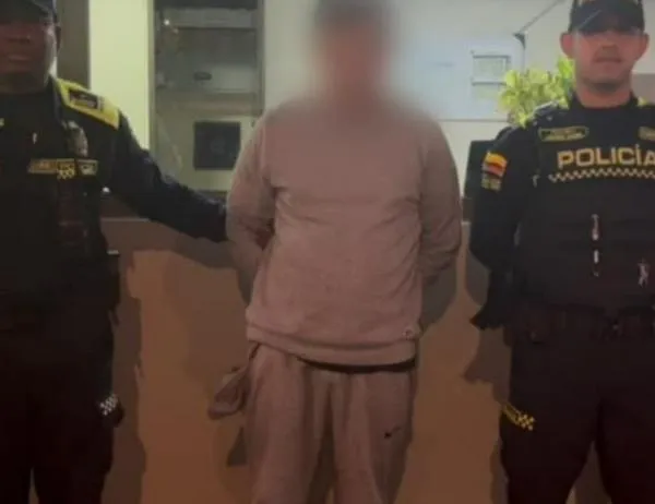 ¡Capturado en flagrancia! Policía sorprendió a un hombre hurtando herramientas de trabajo de una camioneta 
