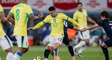 Gabriel Martinelli, de Brasil, bajo la presión de Takefusa Kubo de Japón durante el partido amistoso internacional entre Japón y Brasil en el Estadio de Tokio el 14 de octubre de 2025 en Chofu, Tokio, Japón.