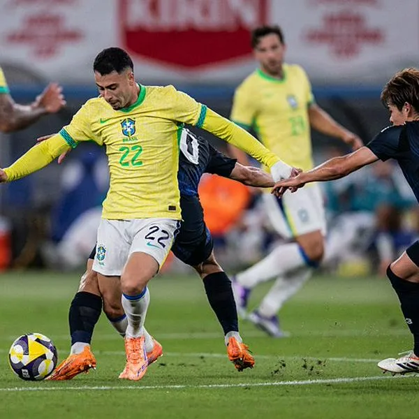 Gabriel Martinelli, de Brasil, bajo la presión de Takefusa Kubo de Japón durante el partido amistoso internacional entre Japón y Brasil en el Estadio de Tokio el 14 de octubre de 2025 en Chofu, Tokio, Japón.