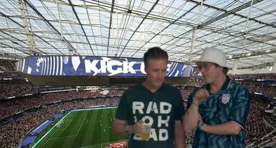 De fondo, vista general durante el partido del Grupo D de la Copa Mundial de la Fifa entre Turquía y EE. UU. en el Estadio de Los Ángeles el 25 de junio de 2026 en Inglewood, California; resaltados, Edward Norton y Brad Pitt, que asistieron al juego