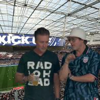 De fondo, vista general durante el partido del Grupo D de la Copa Mundial de la Fifa entre Turquía y EE. UU. en el Estadio de Los Ángeles el 25 de junio de 2026 en Inglewood, California; resaltados, Edward Norton y Brad Pitt, que asistieron al juego