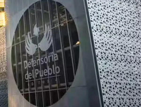 Defensoría rechaza llamado de concejal a “bombardear” zonas que votaron por Iván Cepeda
