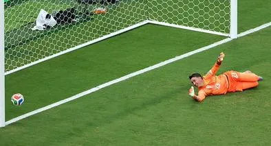 Fernando Muslera, #23 de Uruguay, cometió un error en el primer gol ante Alex Baena, #15 de España, durante el partido del Grupo H de la Copa Mundial de la FIFA 2026
