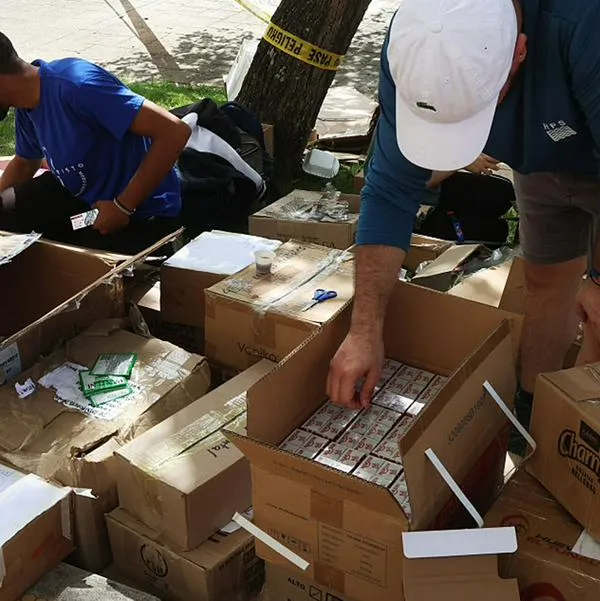 Voluntarios clasifican los bienes enviados como donación en el centro de acopio de la Universidad Central de Venezuela, después de que un terremoto de magnitud 7,2 azotara a Venezuela y otras regiones del Caribe el 27 de junio de 2026 en Caracas, Venezuela.