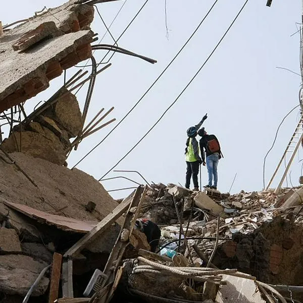 Familiares y voluntarios buscan entre los escombros después de que dos edificios de 17 pisos en el complejo residencial Belo Horizonte se derrumbaran en Catia La Mar, La Guaira, Venezuela, el 26 de junio de 2026