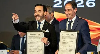 El presidente electo de Colombia, Abelardo de la Espriella, y el vicepresidente electo de Colombia, José Manuel Restrepo, posan con sus credenciales oficiales durante el evento de acreditación de Abelardo de la Espriella como el nuevo presidente de Colombia en Corferias, Bogotá, el 25 de junio de 2026 en Bogotá, Colombia