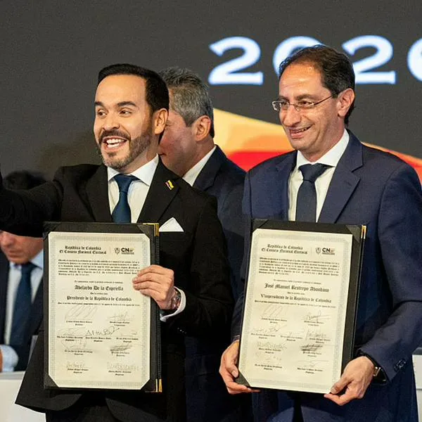 El presidente electo de Colombia, Abelardo de la Espriella, y el vicepresidente electo de Colombia, José Manuel Restrepo, posan con sus credenciales oficiales durante el evento de acreditación de Abelardo de la Espriella como el nuevo presidente de Colombia en Corferias, Bogotá, el 25 de junio de 2026 en Bogotá, Colombia
