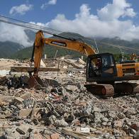 Ciudadanos y rescatistas buscan víctimas entre los escombros de un edificio derrumbado después de que un terremoto de magnitud 7,2 azotara a Venezuela y otras regiones del Caribe