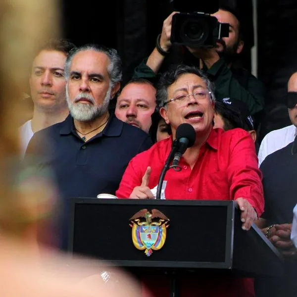 Rodrigo Lara y José Manuel Restrepo encendieron las alarmas por contratos a largo plazo en el Ministerio de Defensa y en la Cancillería.