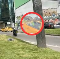 Vea el impactante video del asalto a un taxi en la avenida Américas de Bogotá. Las imágenes exponen las placas de la moto. 