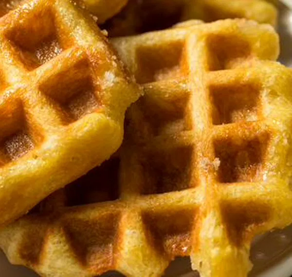 Waffles de yuca con queso costeño para el desayuno