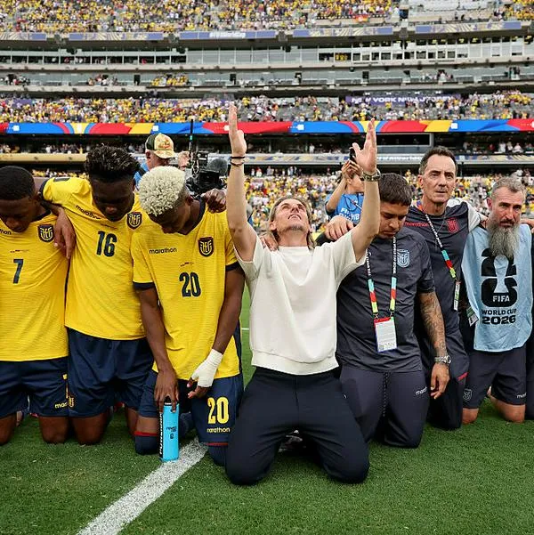 Hinchas México lanzan pirotecnia contra Ecuador para no dejar dormir
