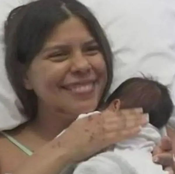 Mamá que sobrevivió bajo los escombros con su bebé recién nacido, luego del terremoto en Venezuela