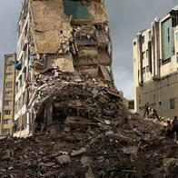 Funcionarios de la Protección Civil venezolana continúan las operaciones de búsqueda y salvamento en el edificio Moisés en San Bernardino, donde los organismos de seguridad y rescate siguen con sus esfuerzos para localizar y recuperar cuerpos en Caracas, Venezuela.