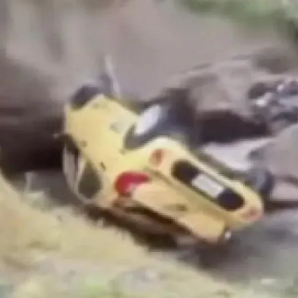 Taxi cayó a una quebrada en Usme: conductor sobrevivió y dio relato