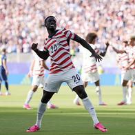 Folarin Balogun, # 20 de Estados Unidos, celebra haber anotado el primer gol de su equipo durante el partido de dieciseisavos de final de la Copa Mundial de la FIFA 2026 entre EE. UU. y Bosnia y Herzegovina en el San Francisco Bay Area Stadium el 1 de julio de 2026 en Santa Clara, California.