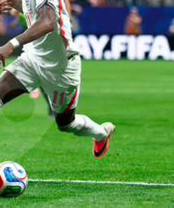 Mbemba, capitán de Congo en el Mundial no sabe cuándo nació: esta es la historia de sus 4 registros 