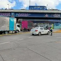 La Autopista Sur de Bogotá registra un cierre total en ambos sentidos por protestas a la altura del frigorífico Guadalupe. TransMilenio suspendió operación