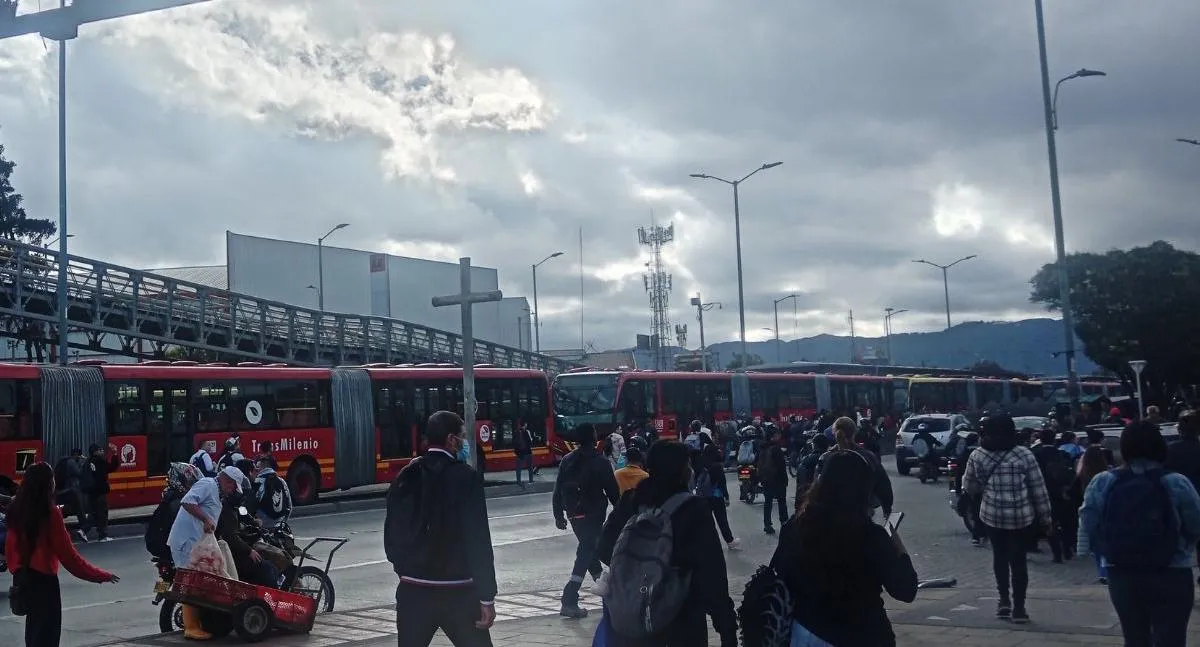 Un masivo bloqueo de comerciantes y transportadores en el Frigorífico Guadalupe mantiene cerrada la Troncal Sur de TransMilenio este jueves 2 de julio.
