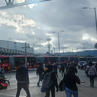 Un masivo bloqueo de comerciantes y transportadores en el Frigorífico Guadalupe mantiene cerrada la Troncal Sur de TransMilenio este jueves 2 de julio.
