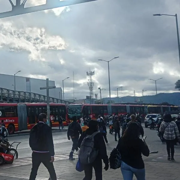 Un masivo bloqueo de comerciantes y transportadores en el Frigorífico Guadalupe mantiene cerrada la Troncal Sur de TransMilenio este jueves 2 de julio.