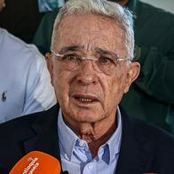 El expresidente colombiano Álvaro Uribe da una declaración a la prensa tras votar durante las elecciones presidenciales en Rionegro, Antioquia, el 31 de mayo de 2026