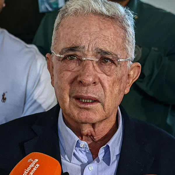 El expresidente colombiano Álvaro Uribe da una declaración a la prensa tras votar durante las elecciones presidenciales en Rionegro, Antioquia, el 31 de mayo de 2026