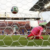 Cristiano Ronaldo, # 7 de Portugal, anota un gol de penalti ante Dominik Livakovic, # 1 de Croacia, en los dieciseisavos de final de la Copa Mundial de la FIFA 2026 en el Toronto Stadium en Toronto. 