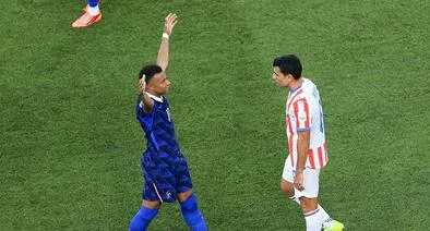 Kylian Mbappé celebrando su gol al frente de Junior Alonso en el Paraguay vs. Francia por el Mundial 2026