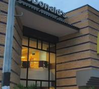 Una antigua sede de McDonald’s en La Guaira se convierte en hospital y refugio tras la tragedia en Venezuela