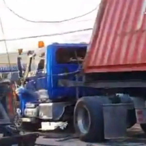 Trancón en entrada a Bogotá por camión de carga que cayó en un hueco