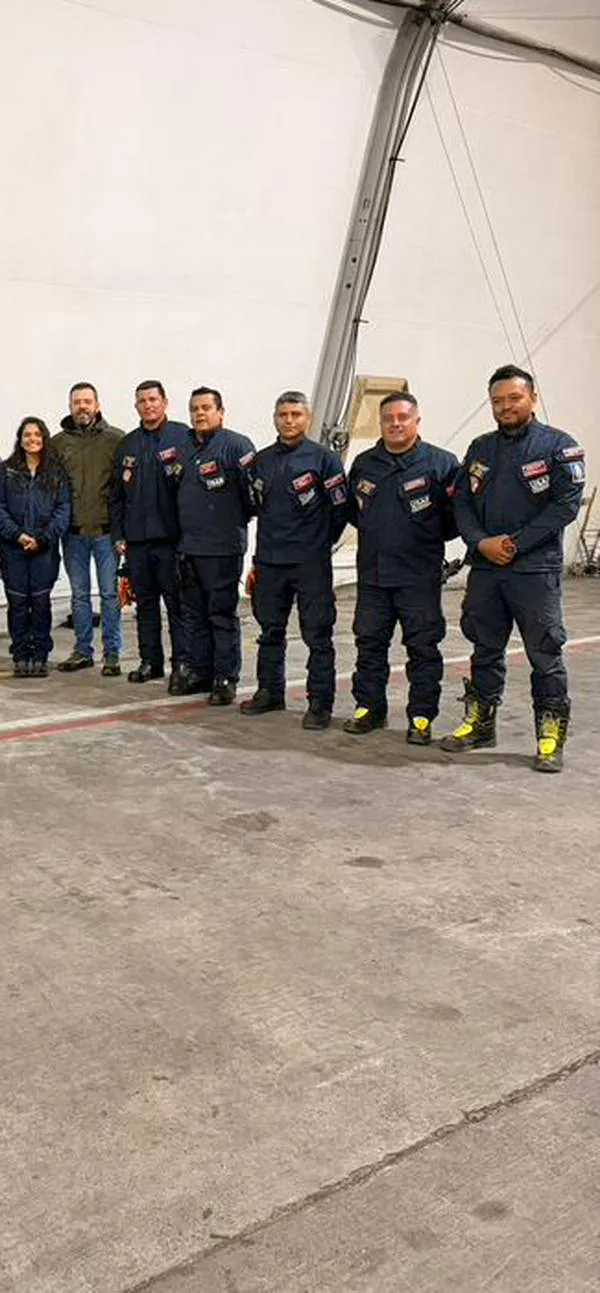 Galán recibió como héroes a los bomberos de Bogotá tras rescatar vidas en Venezuela